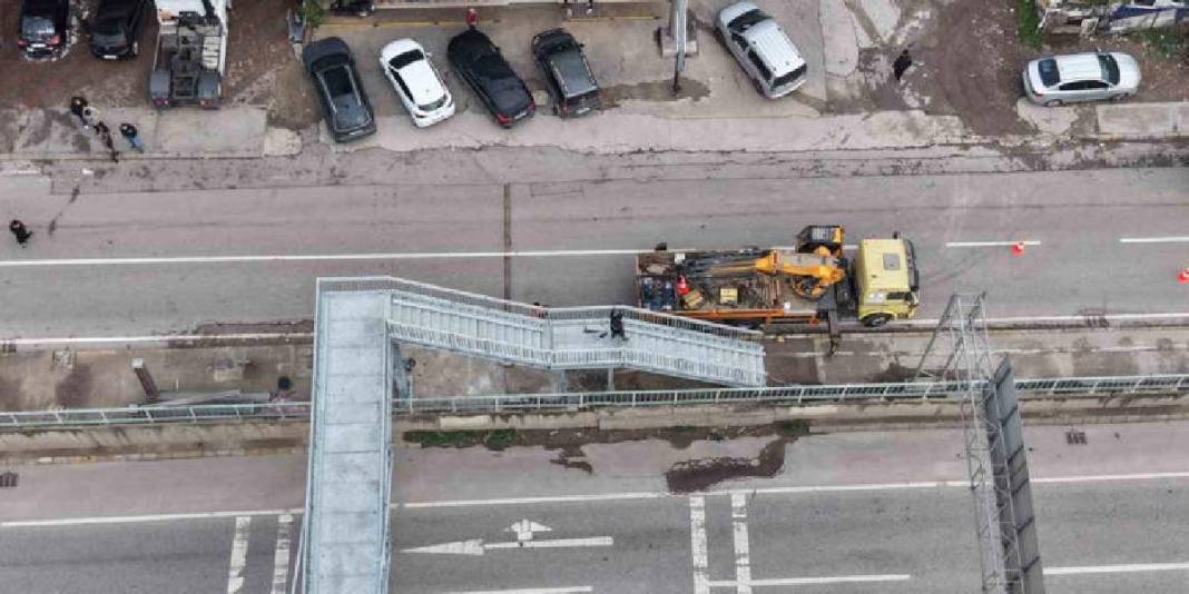 ‘Evimin içi görünüyor’ dedi, mahkeme kararıyla üst geçidi yıktırdı! Vatandaştan ‘Anlamı yok’ itirazı: “Yine ev gözüküyor” 3